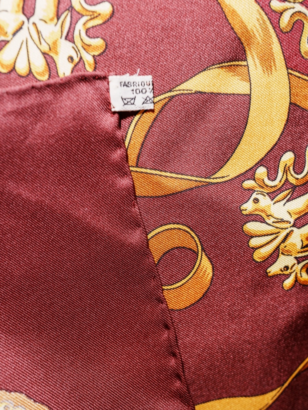 Hermès Les Cavaliers d'Or Silk Carré 90 Burgundy Gold Horsemen Motif - Picture 7 of 7